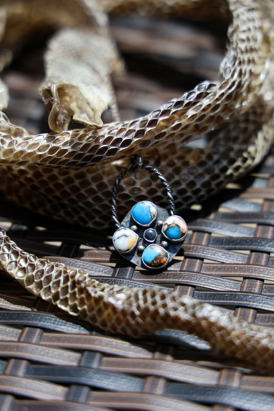 Clover shape spiny oyster turquoise and sodalite necklace